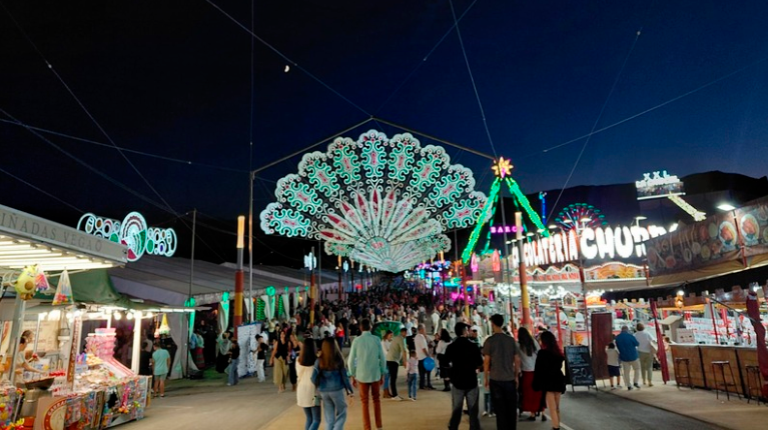 <i>Gran ambiente de visitantes recorriendo las atracciones y casetas del ferial de San Lucas. / Nazaret Gaitán / Diario JAÉN. </i>