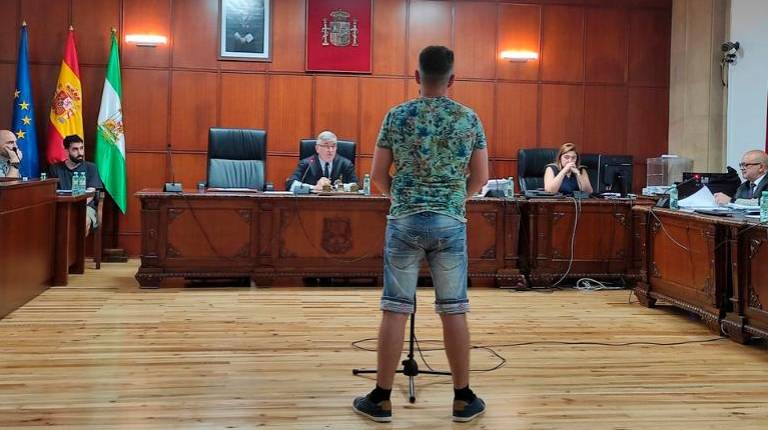 <i>El acusado del asesinato de una mujer en Sabiote en mayo de 2024 durante su declaración en el juicio con jurado que se sigue en la Audiencia de Jaén. / Europa Press. </i>