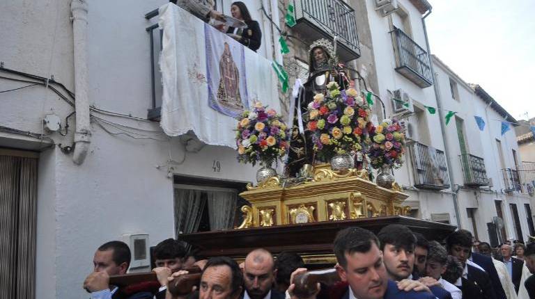 <i>San Francisco de Paula en procesión. / Archivo histórico Diario JAÉN. </i>