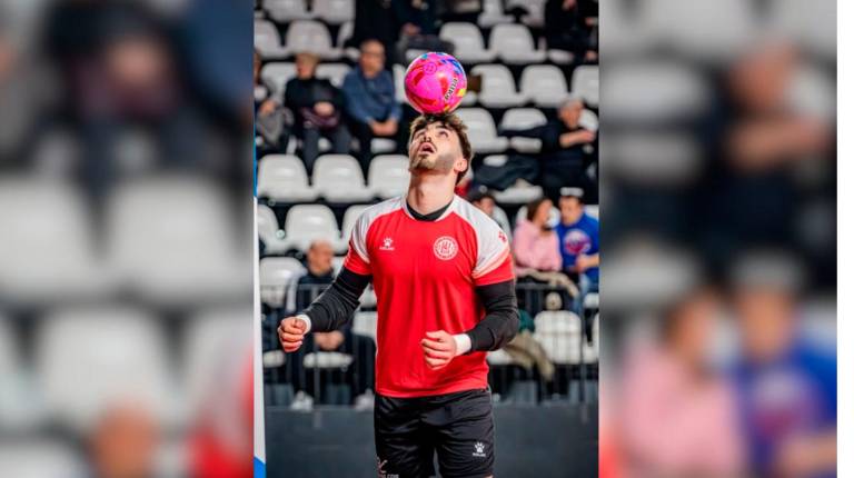<i> Joao Frezzatto dándole toques a un balón con la cabeza. / Jaén Paraíso Interior FS.</i>