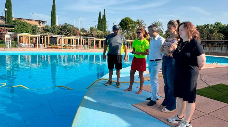 <i>Beatriz López, en la piscina de Las Fuentezuelas. / Ayuntamiento de Jaén.</i>