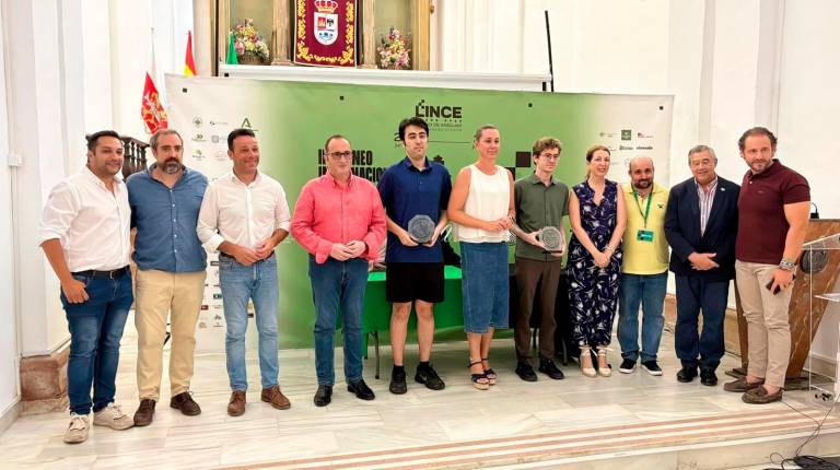 <i>Foto de familia de los premiados en la segunda edición del Torneo Internacional de Ajedrez Lince Andújar. / Club ajedrez Andújar. </i>