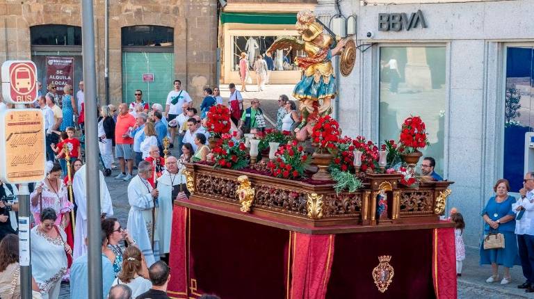 <i>Algunos de los momentos de la procesión de San Miguel Arcángel. / Jesús Delgado.</i>
