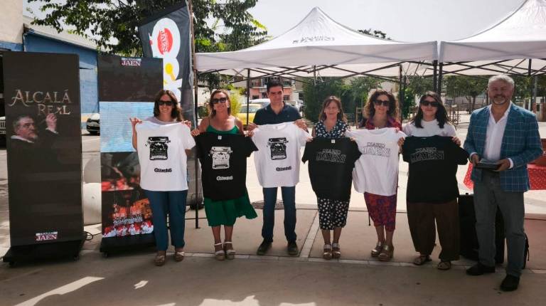 <i>Mercedes Flores, Alicia Carrillo, Marino Aguilera, Mercedes Linares, Rosa Bonachela, Rocío Garrido y Juan Espejo, al término del acto en el recinto ferial de Alcalá la Real. / Agustín Muñoz / Diario JAÉN.</i>