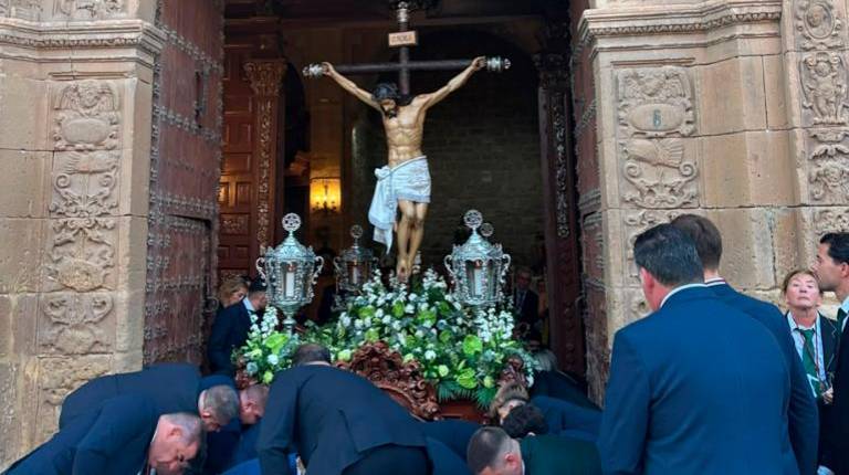 <i>Salida del Cristo de la Vera Cruz del templo. / Isabel Aranda / Diario JAÉN. </i>