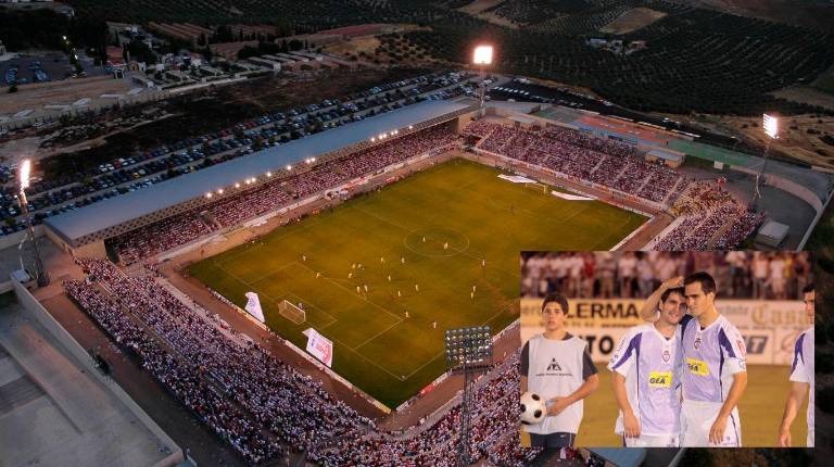 <i>Panorámica del Estadio de La Victoria con 18.000 espectadores al instalarse gradas supletorias ante el Villarreal B e Iñigo Ros animando a Joseba Arriaga después de la derrota. / Diario JAÉN.</i>