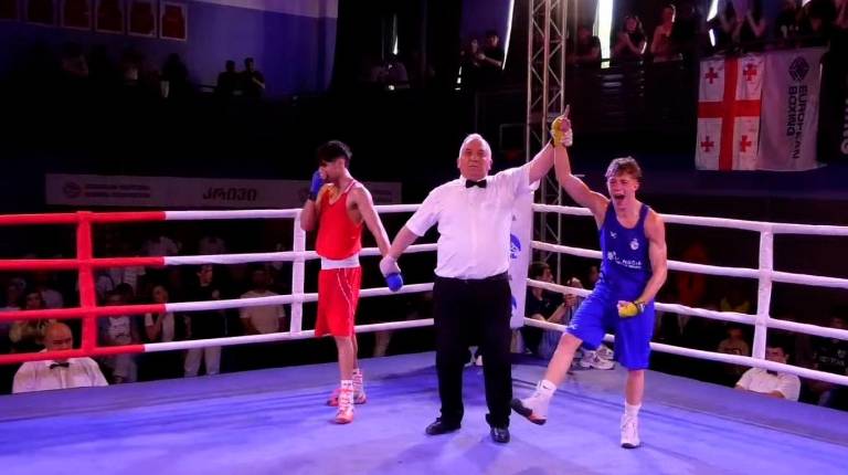 <i>Manuel Bueno celebra la victoria en Kutaisi (Georgia).</i>