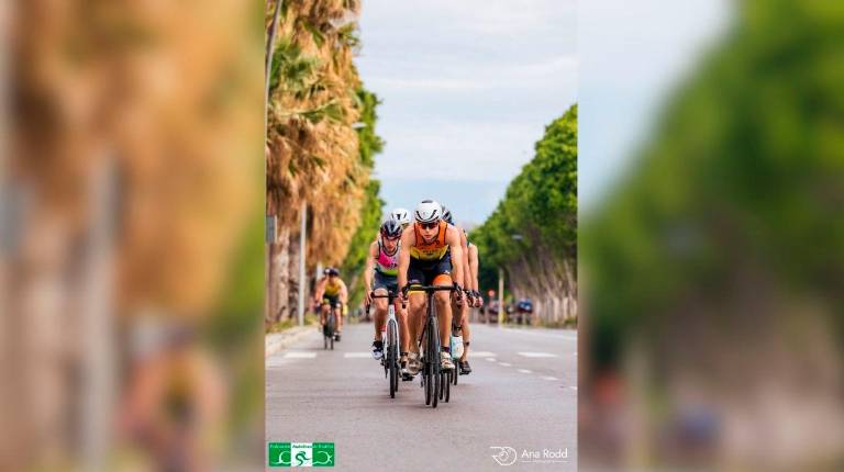 <i>Rafa Sánchez lidera el segmento de ciclismo en una prueba regional. / Andaluza de Triatlón.</i>