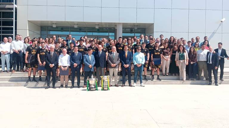 <i>Foto de familia del Jaén Paraíso Interior, con directivos y trabajadores de Caja Rural de Jaén y el presidente de la Diputación Provincial, Paco Reyes. / F. Gaitán / Diario JAÉN.</i>