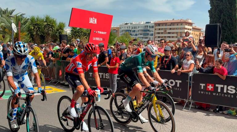 <i>El líder, con el maillot rojo, Enric Mas rueda por las calles del Bulevar junto al ganador de la anterior etapa Wout van Aert, con maillot verde, y el líder de la clasificación en la montaña, Santiago Buitrago. </i>