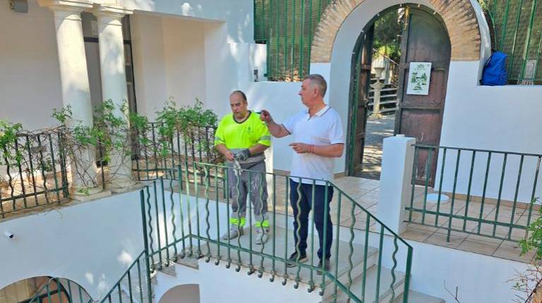 <i>Javier Padorno en la visita mientras se realizaban las labores de mantenimiento y pinturas en las Casas Gemelas de Jabalcuz. / Ayuntamiento de Jaén. </i>