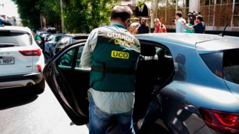 <i>Agentes de la Unidad Central Operativa (UCO) de la Guardia Civil acceden al domicilio del exvicepresidente de la Junta de Andalucía, Gaspar Zarrías, a 27 de mayo de 2026. / Matías Chiofalo / Europa Press.</i>