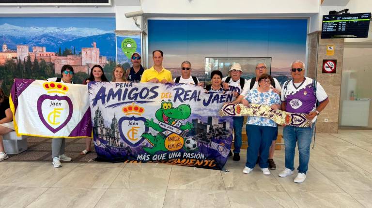 Camisetas, bufandas y banderas entre los aficionados del Real Jaén que ya viajan a Palma de Mallorca