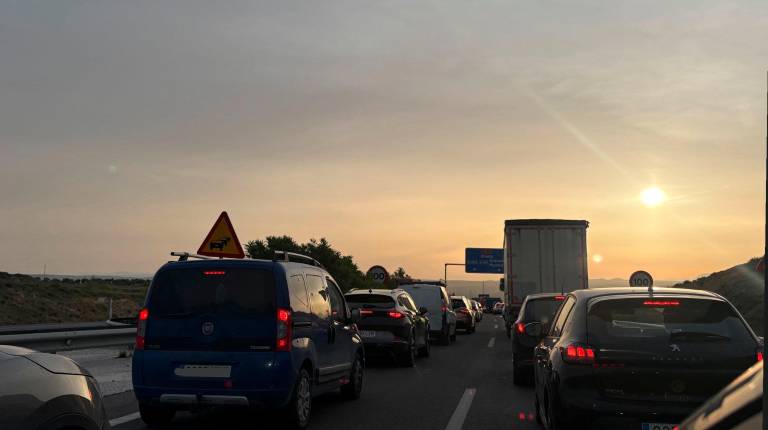 <i>Coches retenidos a la altura del punto kilométrico 51,400 de la A-316, de acceso al polígono de Los Olivares.</i>