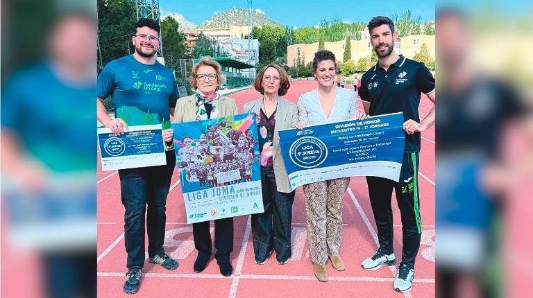 <i>Alberto González, Carmen Espín, Encarna Vallejo, Beatriz López y Carlos Rojas, durante la presentación del campeonato. / Gilberto Moreno. / Diario JAÉN.</i>