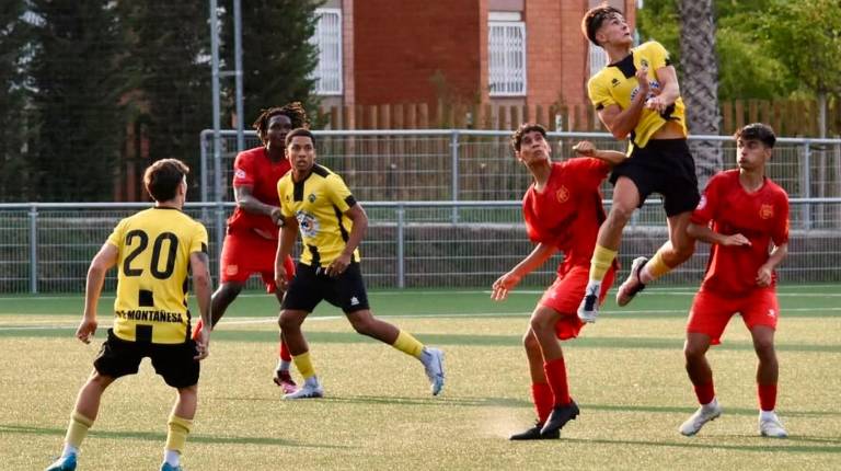 <i>El nuevo jugador del Linares Deportivo, Pavel Kadochnikov, salta por un balón en un partido con la Montañesa. / Linares Deportivo. </i>