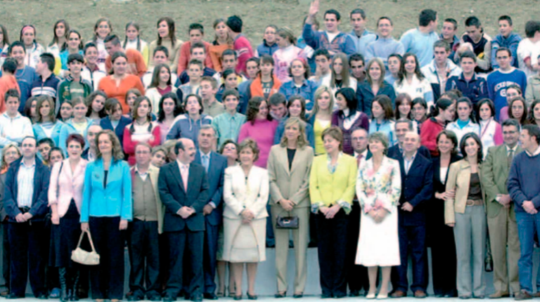<i>La Infanta Doña Cristina posa en el centro de la fotografía junto a la alcaldesa de Los Villares, Carmen Anguita, entre otras personalidades y alumnos del instituto “La Pandera”. / Archivo histórico Diario JAÉN. </i>