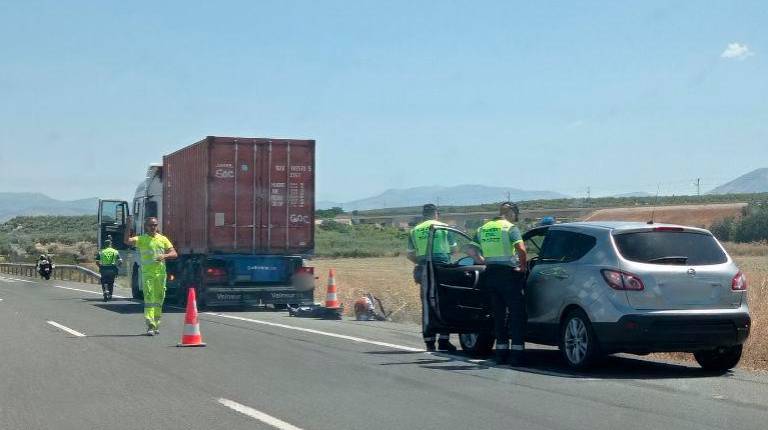 <i>Agentes de Guardia Civil y operarios atienden el accidente producido en la A-44. / F. Miranda / Diario JAÉN. </i>
