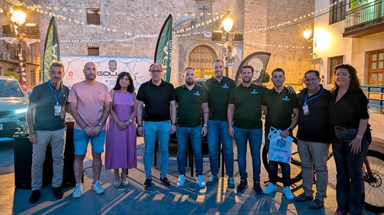 <i>Representantes institucionales, entre ellos el alcalde de Torredelcampo, Javier Chica, y la concejala de Deportes, Gloria Civantos, junto a miembros de la organización durante el acto de presentación de la II Goliat Bike Race celebrado en la Plaza del Pueblo. / Ayuntamiento de Torredelcampo. </i>