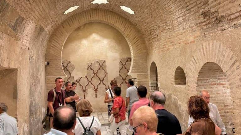 <i>Un grupo de visitantes en los Baños Árabes de Jaén. / Diputación de Jaén. </i>
