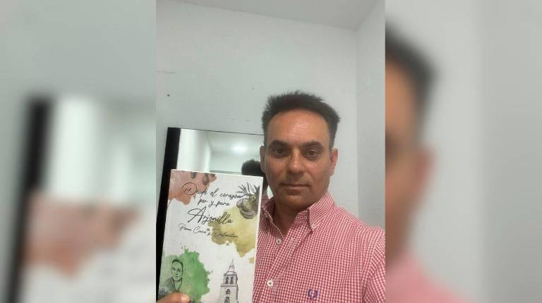 <i>Antonio Cortés Montero, autor de “Desde el corazón por y para Arjonilla”, posa con un ejemplar.</i>