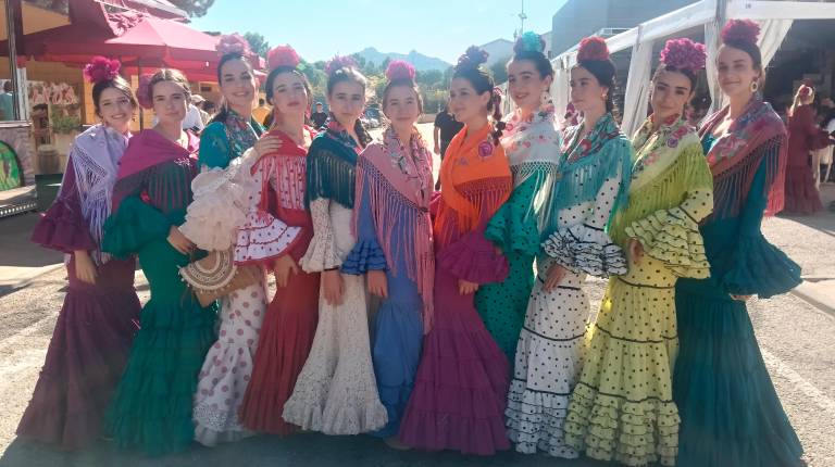 <i>Un grupo de amigas vestidas de gitana durante la tarde del lunes en la feria de San Lucas. </i>
