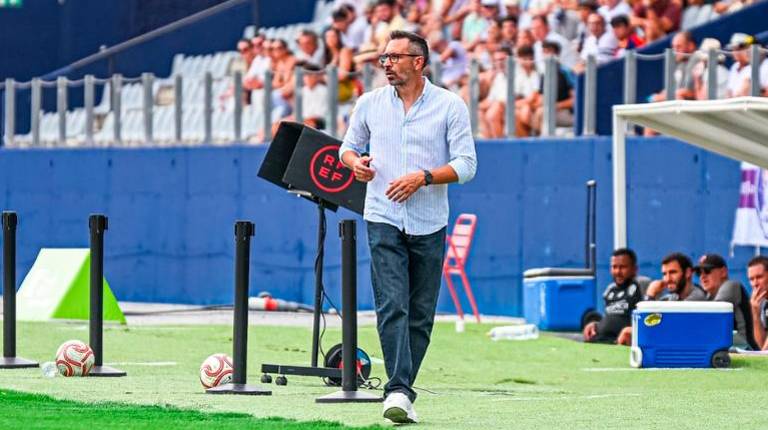 <i>Manuel Herrero sigue las incidencias del partido con el Huesca. / Miranda López / Real Jaén.</i>