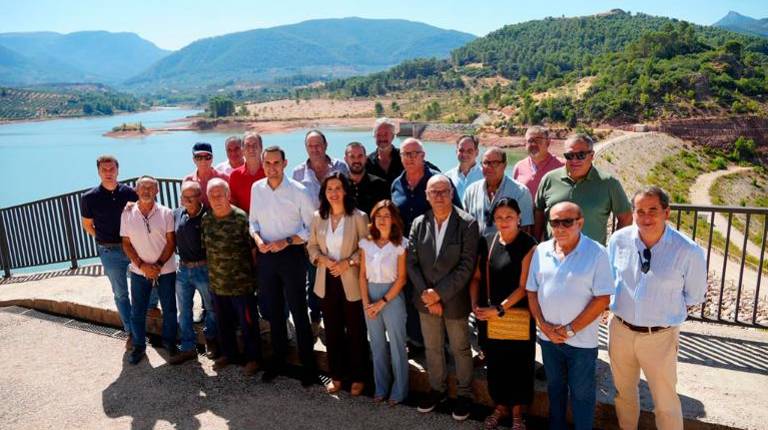 <i>El presidente de la Diputación de Jaén, Juan Latorre, y la presidenta de la CHG, Gloria Martín, posan junto a representantes de las comunidades de regantes de la Sierra de Segura. / Diputación de Jaén. </i>