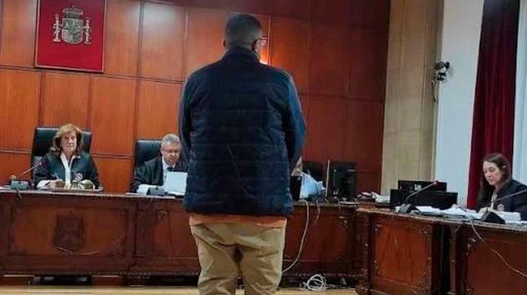 <i>El acusado de agredir sexualmente a un menor de 13 años durante el juicio celebrado en la Audiencia de Jaén. / Europa Press.</i>