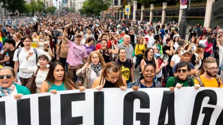 <i>Numerosas personas durante la manifestación para exigir una reducción del precio de los alquileres de la vivienda, a 3 de octubre de 2026, en Madrid. / Europa Press. </i>