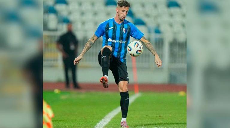<i>Juan Cámara controla el balón en el partido con el Drita de Kosovo. / Inter Escaldes.</i>