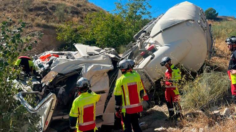 <i>El cuerpo de bomberos en el lugar del accidente en la A-44. / Bomberos de Jaén. </i>