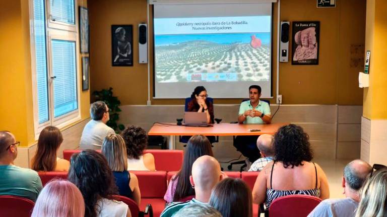 <i>Presentación del proyecto de investigación en La Bobadilla. / Universidad de Jaén. </i>
