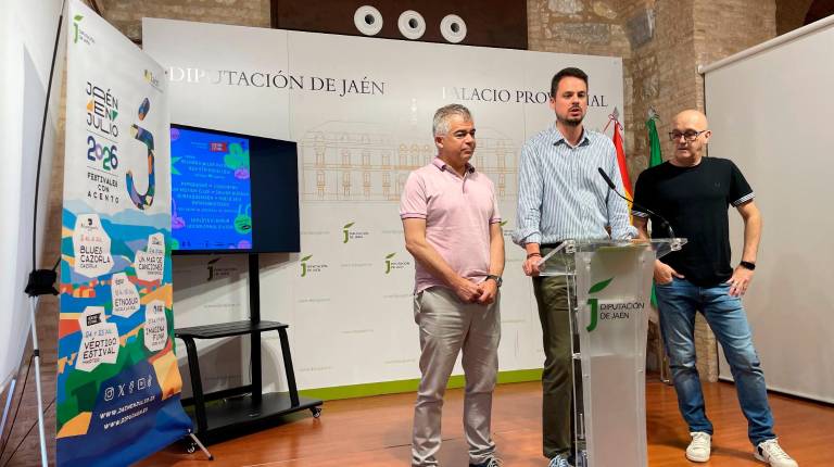 <i>Emilio Torres, Francisco Javier Lozano y José Molina durante la presentación. / Diputación de Jaén.</i>