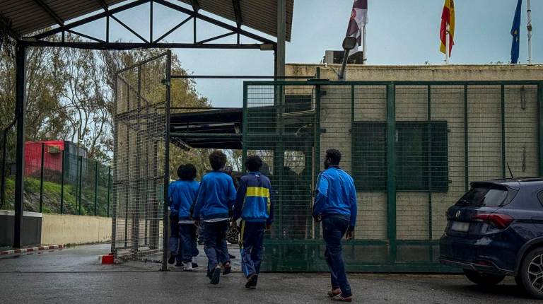 <i>Un grupo de personas a su llegada al Centro de Estancia Temporal de Inmigrantes. / Europa Press. </i>