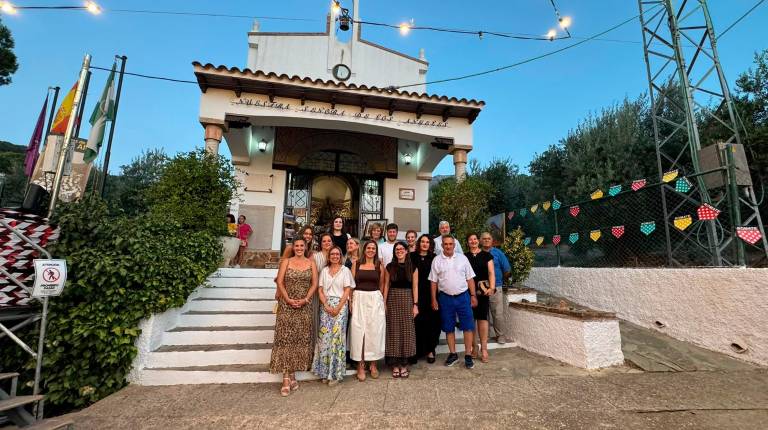 <i>Parte de la Corporación Municipal y vecinos, durante el pregón de las fiestas de Puerto Alto. / Ayuntamiento de Jaén. </i>