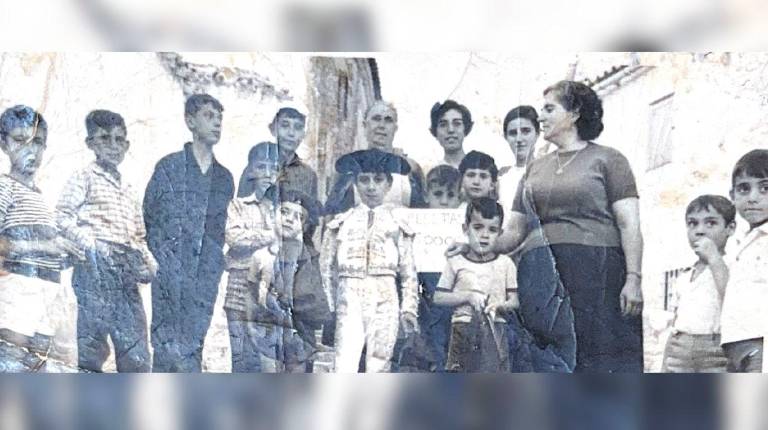 <i>El pequeño posa vestido de torero con sus familiares y amigos. </i>