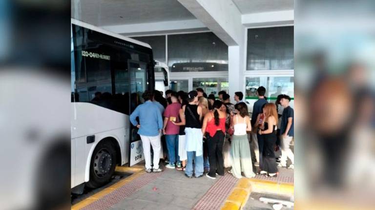 <i>Transporte metropolitano en la feria de Martos. / Junta de Andalucía. </i>