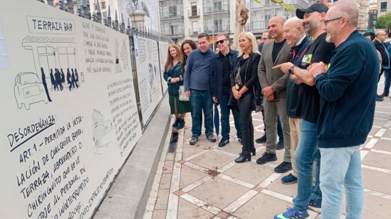 <i>Visita institucional al tradicional exposición, instalada en la verja de la Diputación. / Ayuntamiento de Jaén. </i>