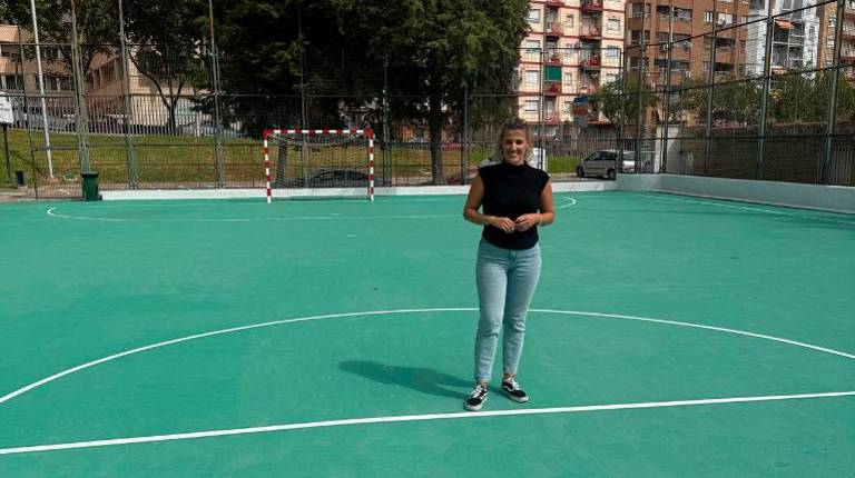 <i>Beatriz López en la pista exterior de fútbol sala. / Ayuntamiento de Jaén. </i>
