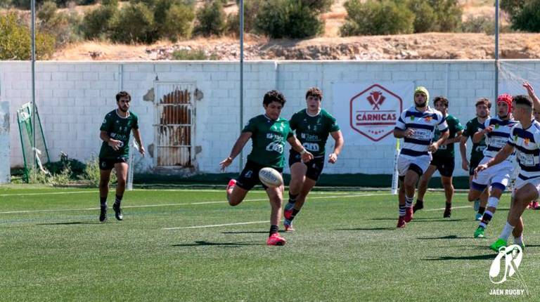 <i>Ayrton Acevedo pateando. / Jaén Rugby. </i>