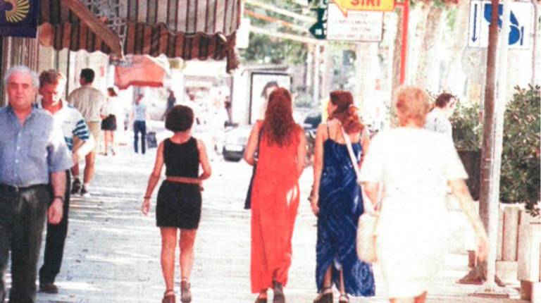 <i>Personas en la calle de Jaén. / Archivo histórico Diario JAÉN. </i>