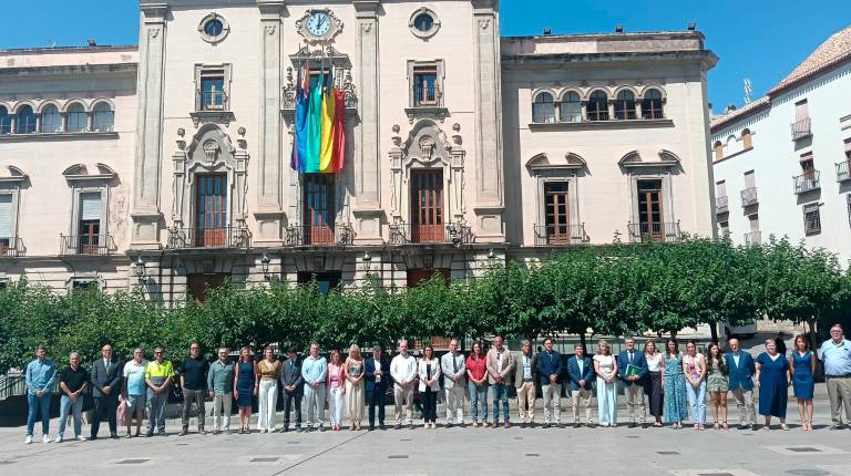 <i>La Corporación Municipal al completo del Ayuntamiento de Jaén, durante el minuto de silencio. / F. Gaitán / Diario JAÉN.</i>