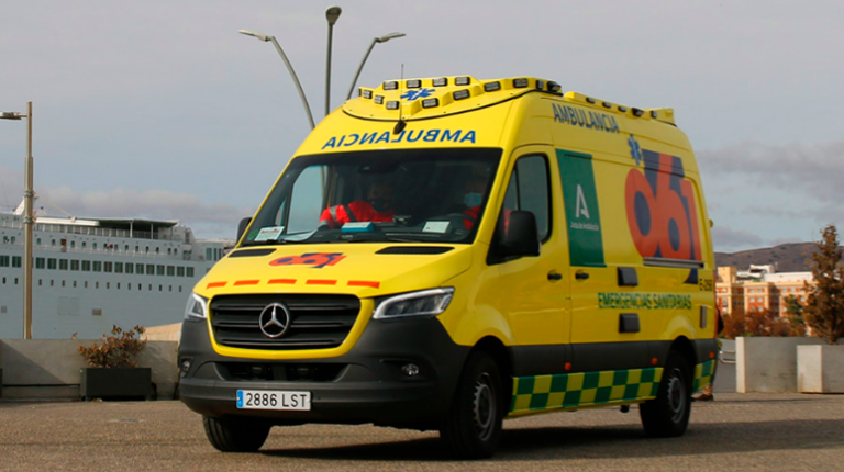<i>Ambulancia del Centro de Emergencias Sanitarias 061. / Junta de Andalucía. </i>