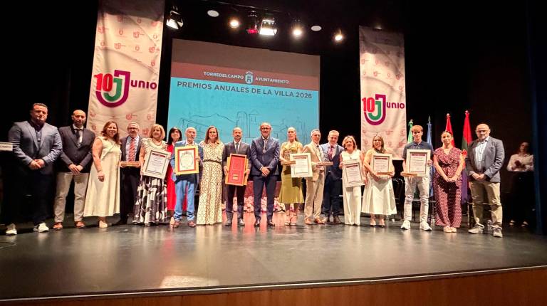 <i>Foto de familia de la gala. / Ayuntamiento de Torredelcampo</i>