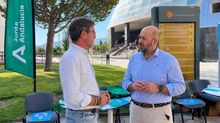 <i>Miguel Contreras y Sergio López dialogan en el stand informativo del Consorcio de Transporte Metropolitano Área de Jaén en la Universidad de Jaén. / Junta de Andalucía. </i>