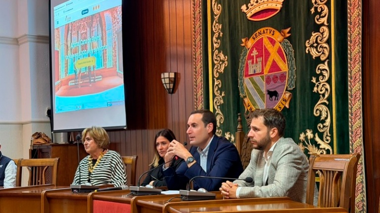 <i>Recepción del presidente de la Diputación Provincial de Jaén, Juan Latorre, a miembros de la asociación de catadores más antigua del mundo. / Diputación de Jaén.</i>