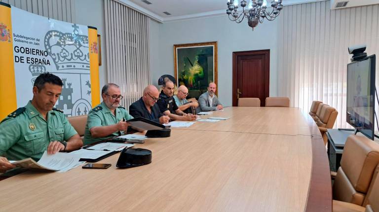 <i>Durante la planificación y coordinación del dispositivo de Seguridad de la Vuelta Ciclista. / Subdelegación del Gobierno de Jaén. </i>