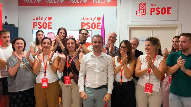 <i>Julio Millán celebra su victoria con su partido. / Manuela Rosa Jaenes / Diario JAÉN</i>