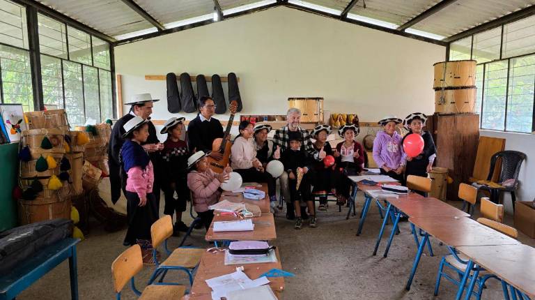 <i>El director de Diario JAÉN, Juan Espejo, en la clase de música de la Comunidad Educativa “Inti Raymi” de Las Lagunas, Saraguro (Ecuador).</i>